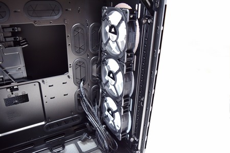 Corsair Crystal 680x Rgb Atx Smart Case Review Mounting the radiator in the second chamber didn't work since the ek radiator we had, is a little wider and longer than what the case allows to be installed. corsair crystal 680x rgb atx smart case