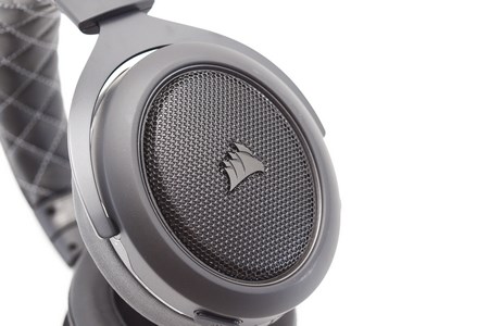 corsair hs70 earcups placed exterior